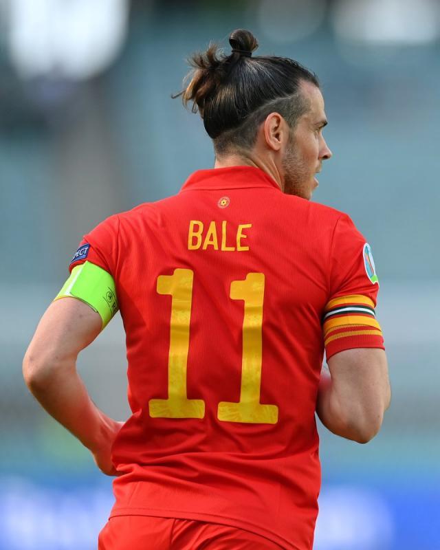 半岛体育APP-永远有人18岁!贝尔看着恩博洛 满眼都是曾经自己